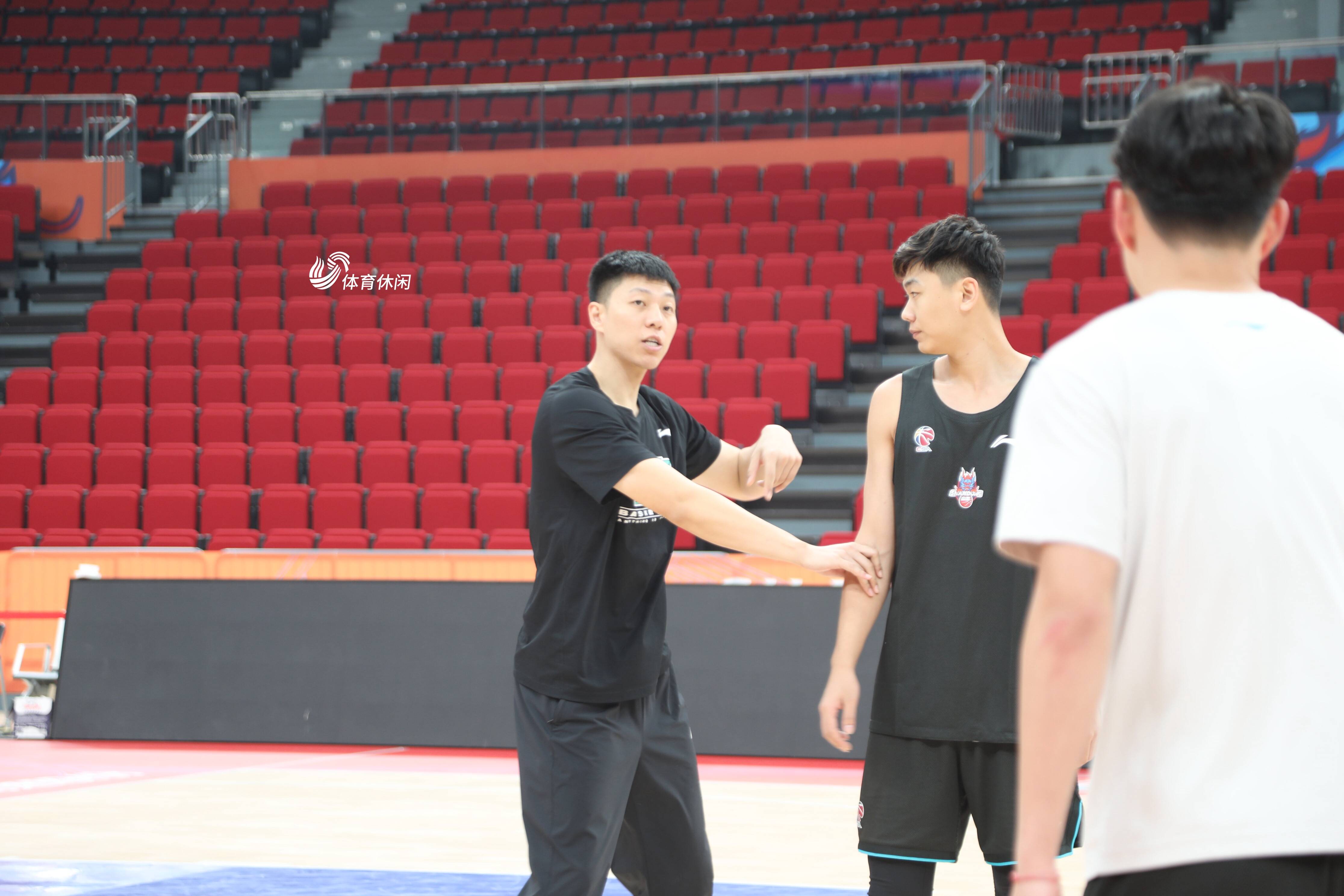山东男篮发布备战花絮，赛后伤情更新，NBA总决赛任务艰巨，更衣室氛围转暖
