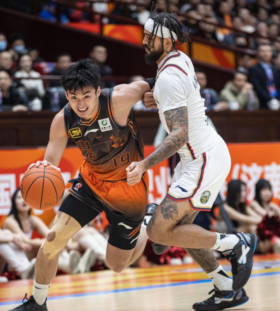 北京国安迎CBA季后赛关键赛,冲刺阶段单刀错失,悬念犹存,身体对抗强度拉满 北京国安迎CBA季后赛关键赛,冲刺阶段单刀错失,悬念犹存,身体对抗强度拉满