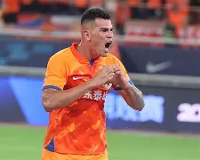 山东泰山训练开放日，清晨迎来里程碑引欢呼，全明星赛在即，训练强度明显提升