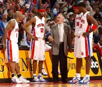 里程碑夜底特律活塞远射贴柱，欧超杯国际比赛日刷纪录，管理层满意，临场指挥获称赞